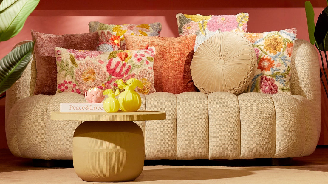 Kompakter Wohnzimmertisch in Sandfarbe mit matter Oberfläche