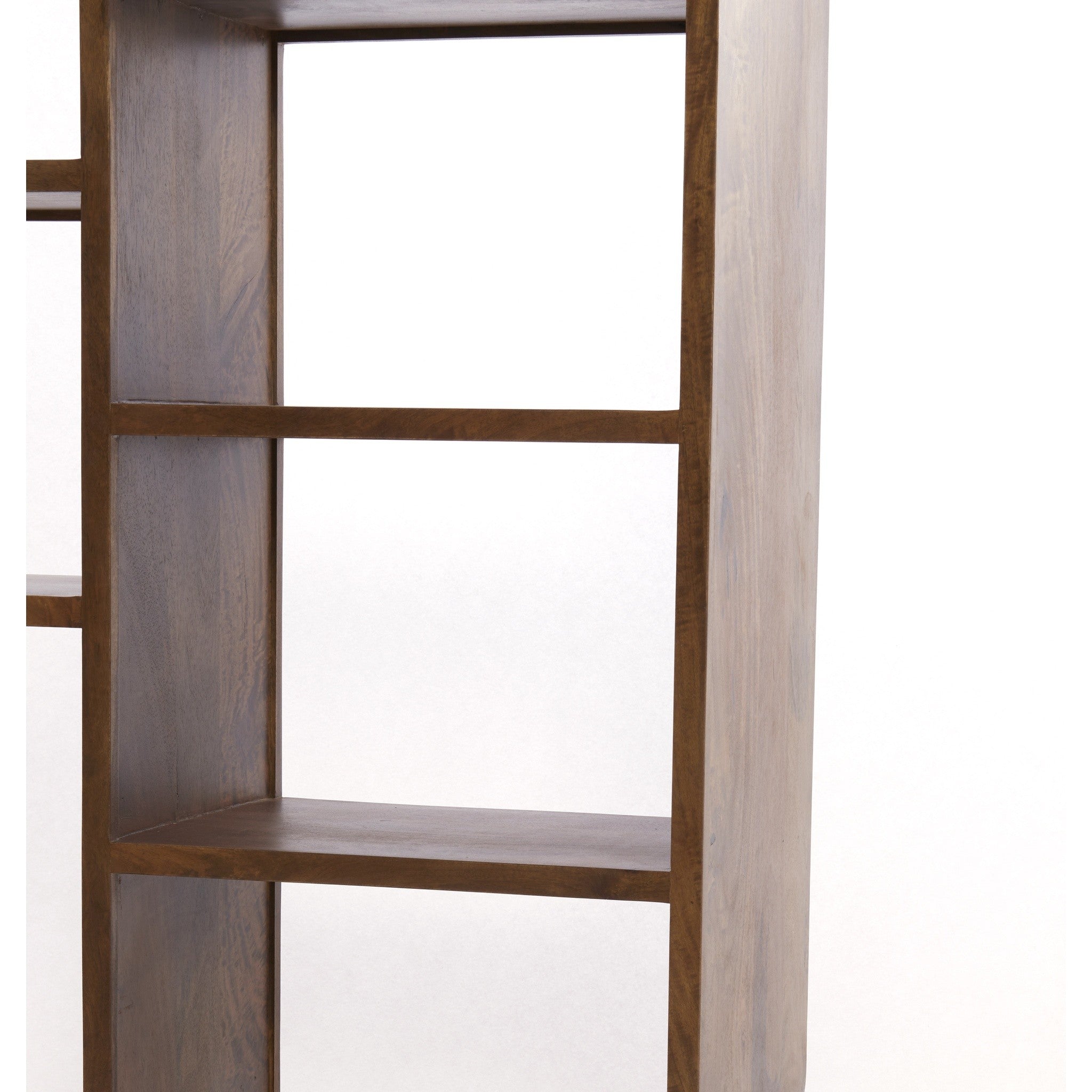 Vertikales Holzregal mit organischen Rundungen