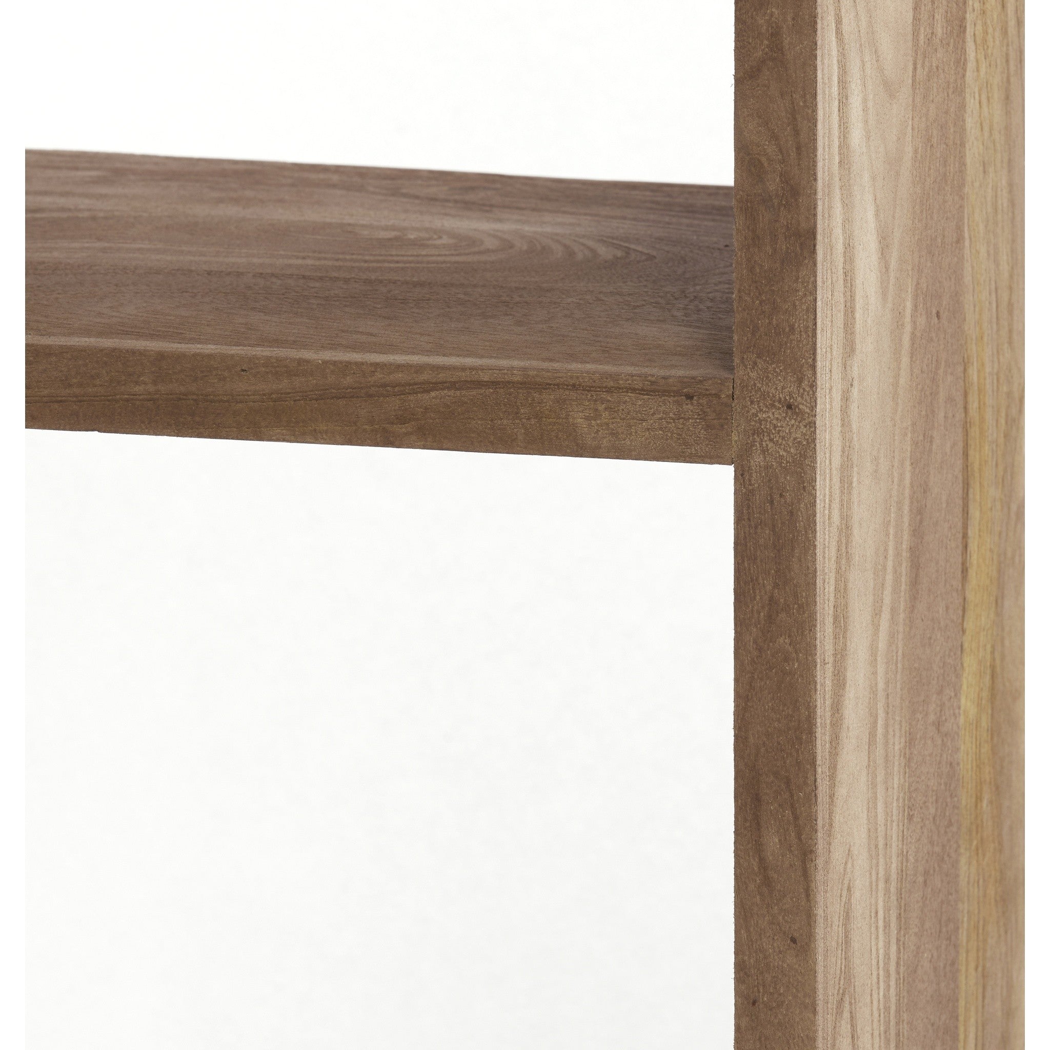 Holzregal mit mehreren Ebenen im modernen Design
