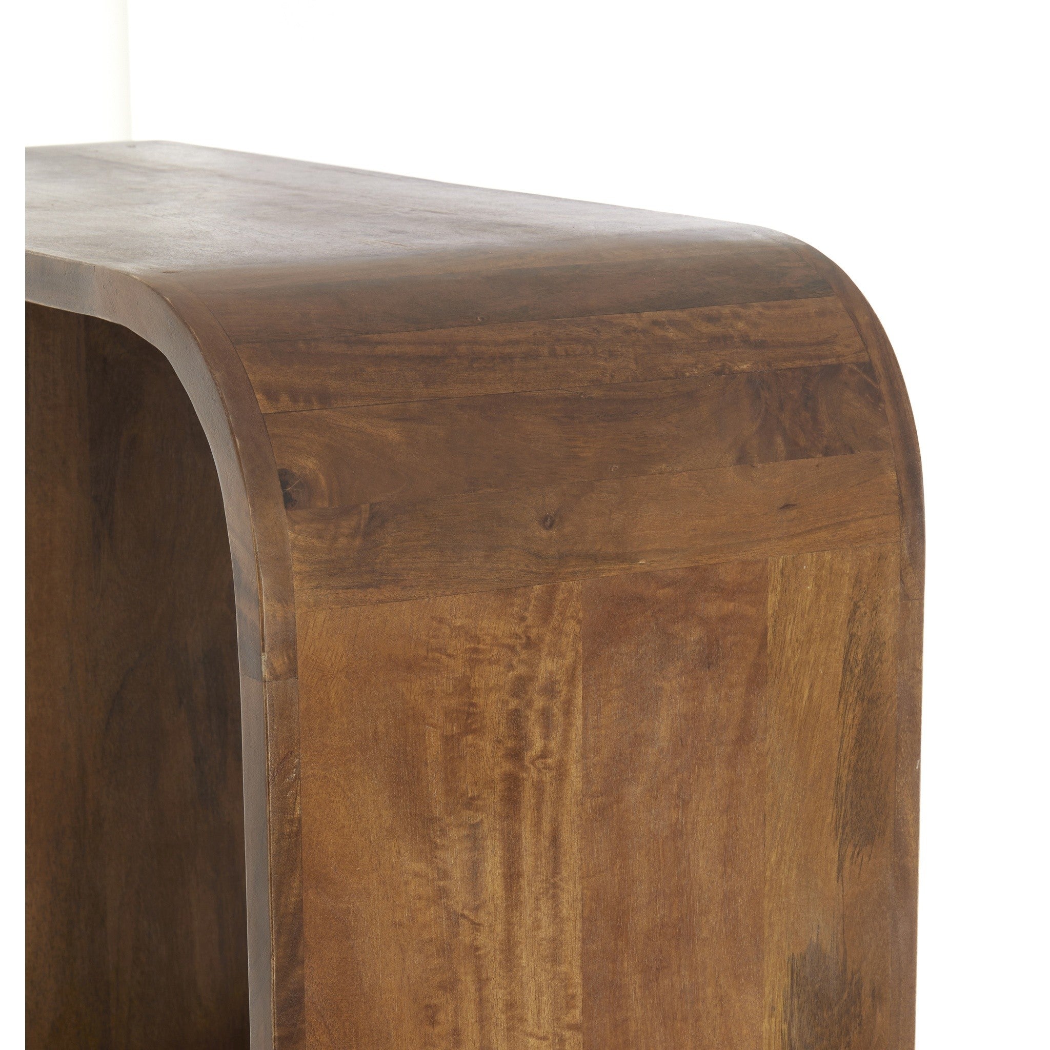 Großes Highboard aus braunem Holz für moderne Wohnräume