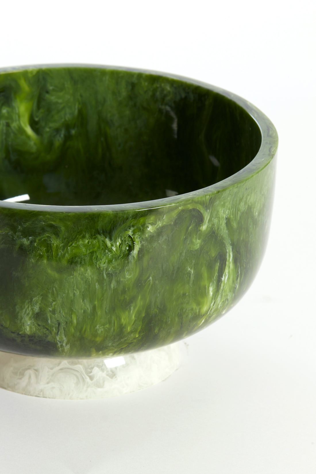 Moderne Design-Schale im harmonischen Grün-Weiß-Kontrast