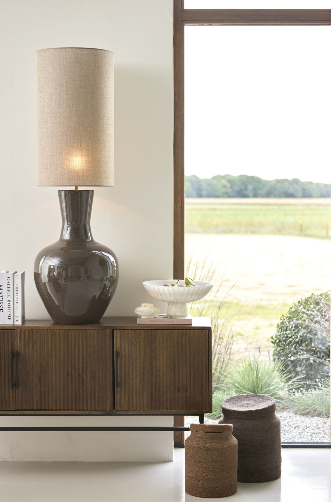 Moderne Schale in Creme mit strukturierter Außenseite und Standfuß