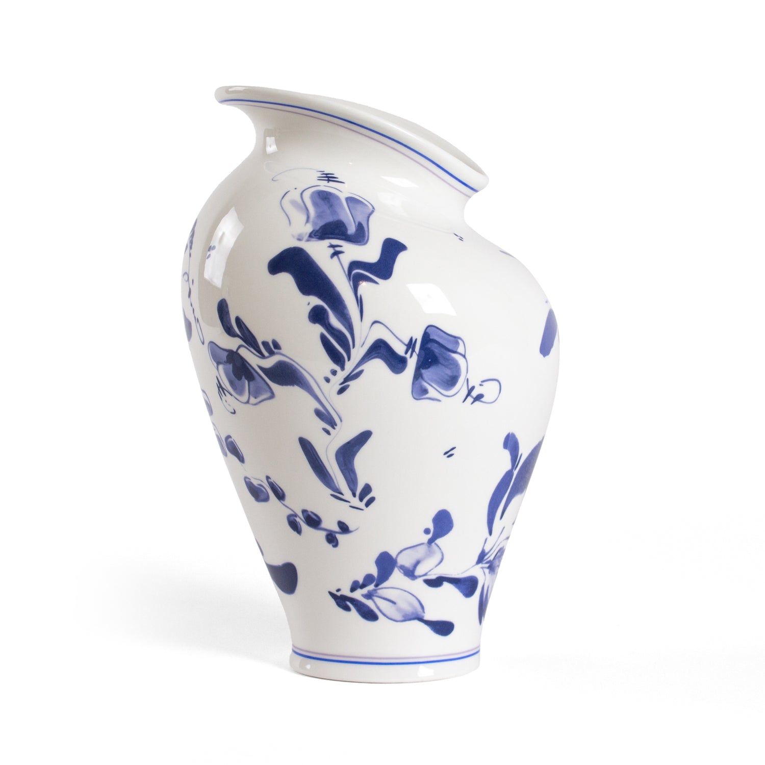 Nahaufnahme der floralen Verzierung auf der FLORAL DELFT Vase