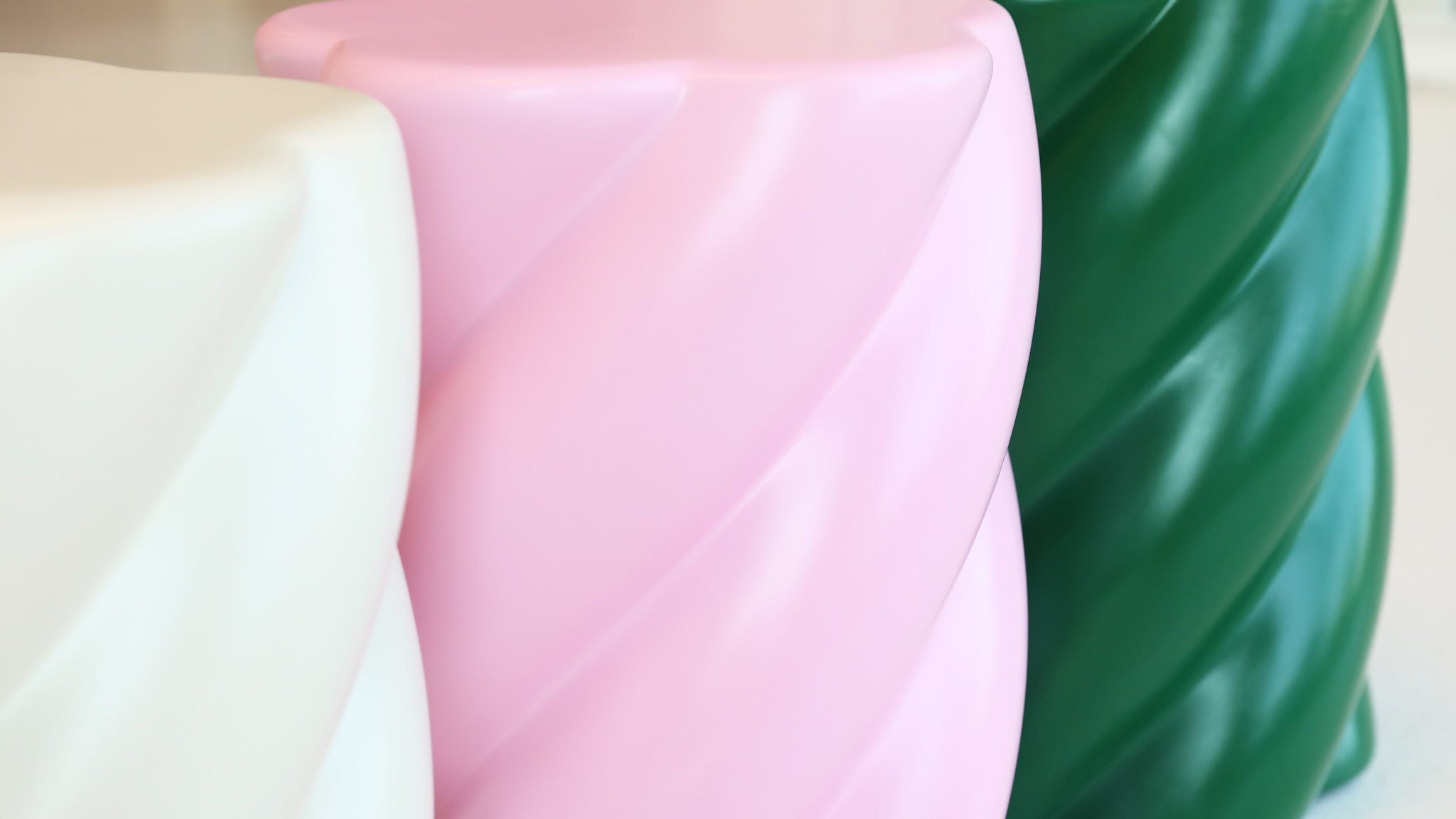 Kollektion Marshmallow Hocker in pink, grün und off-white von &k Amsterdam