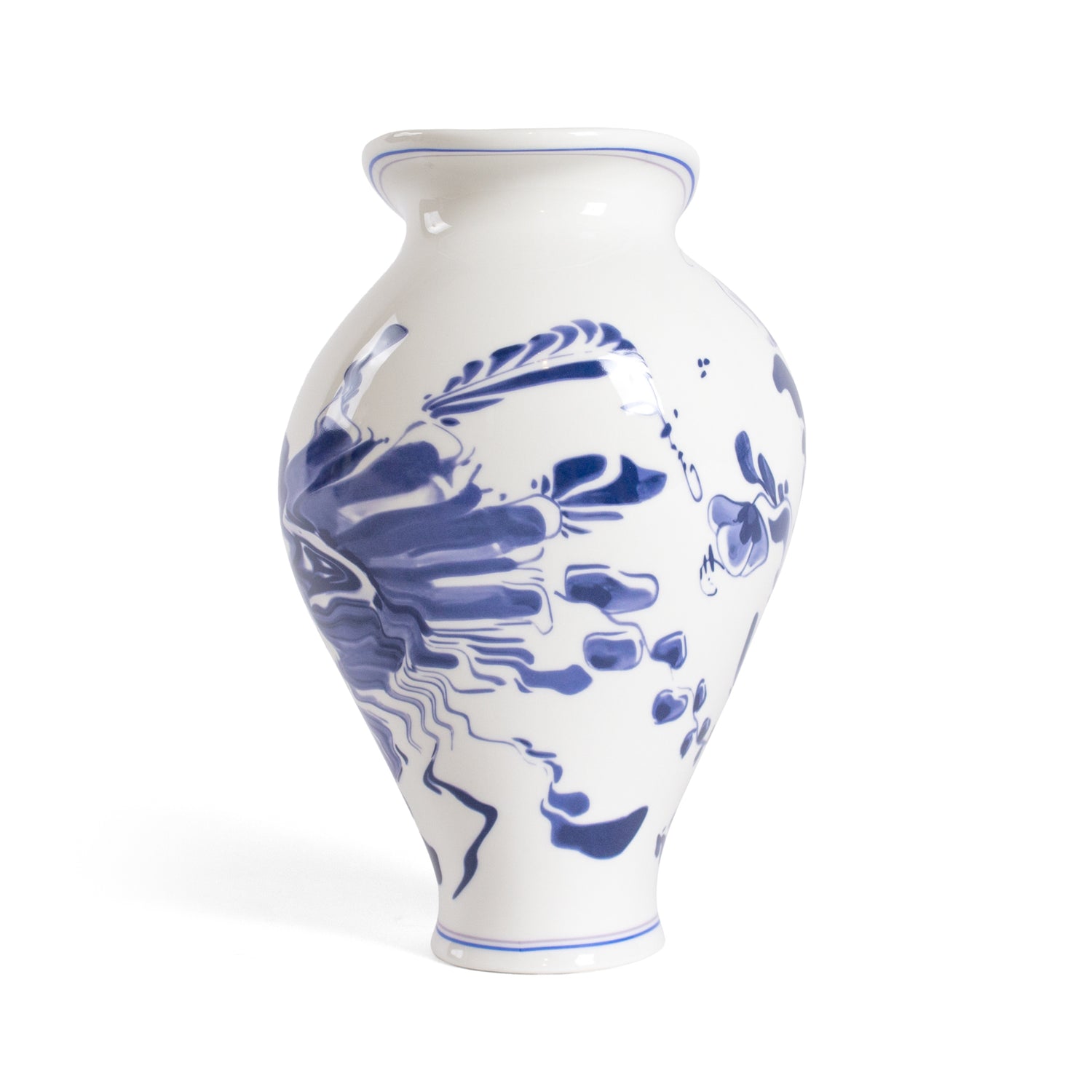 Skulpturale Vase mit handgemaltem Blumenmuster in Blau
