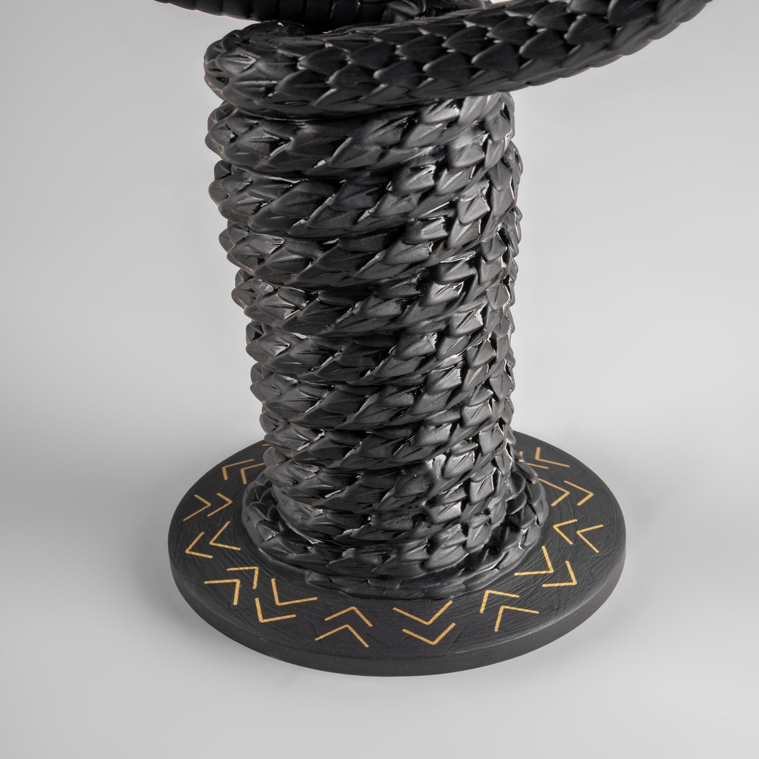 Schlangen-Kerzenständer als edler Hingucker im Wohnraum