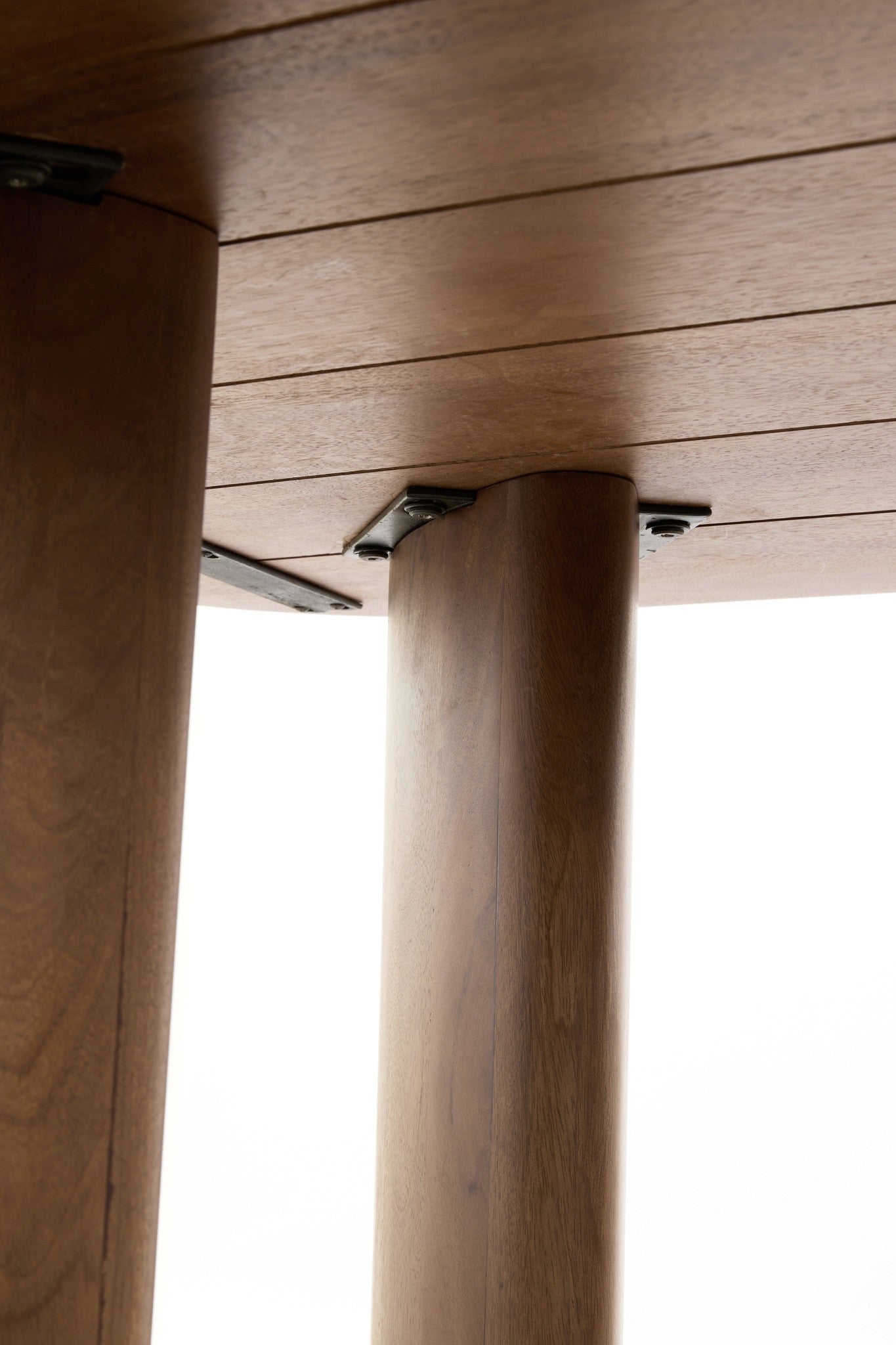 Zeitloser Esstisch aus Holz für stilvolle Essbereiche
