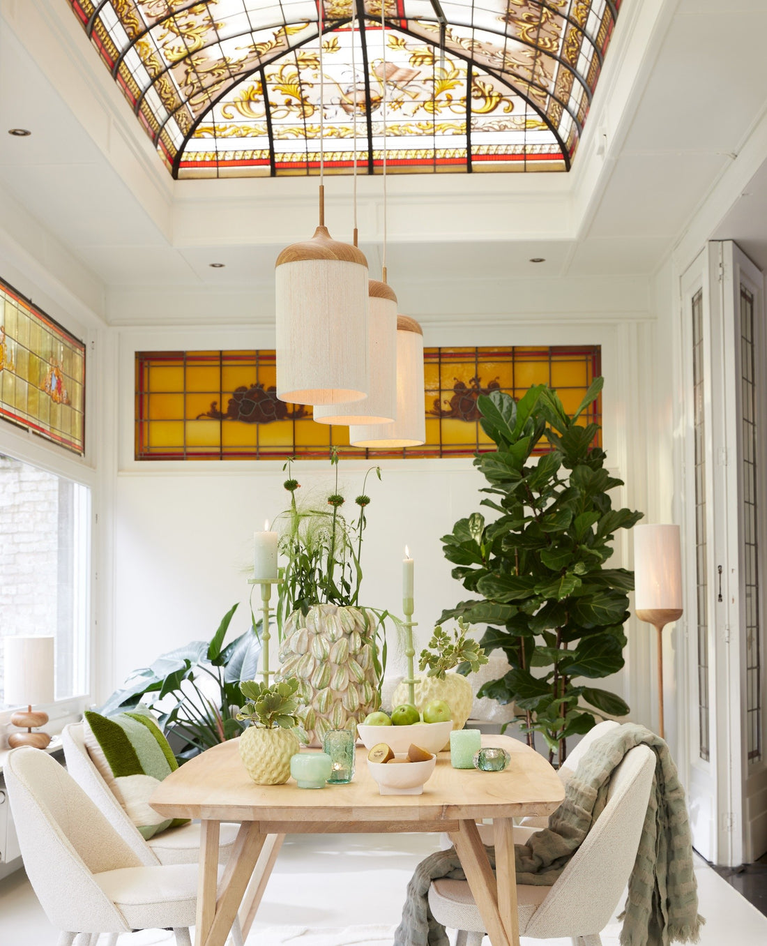 Rechteckiger Esstisch aus Holz mit minimalistischer Gestaltung