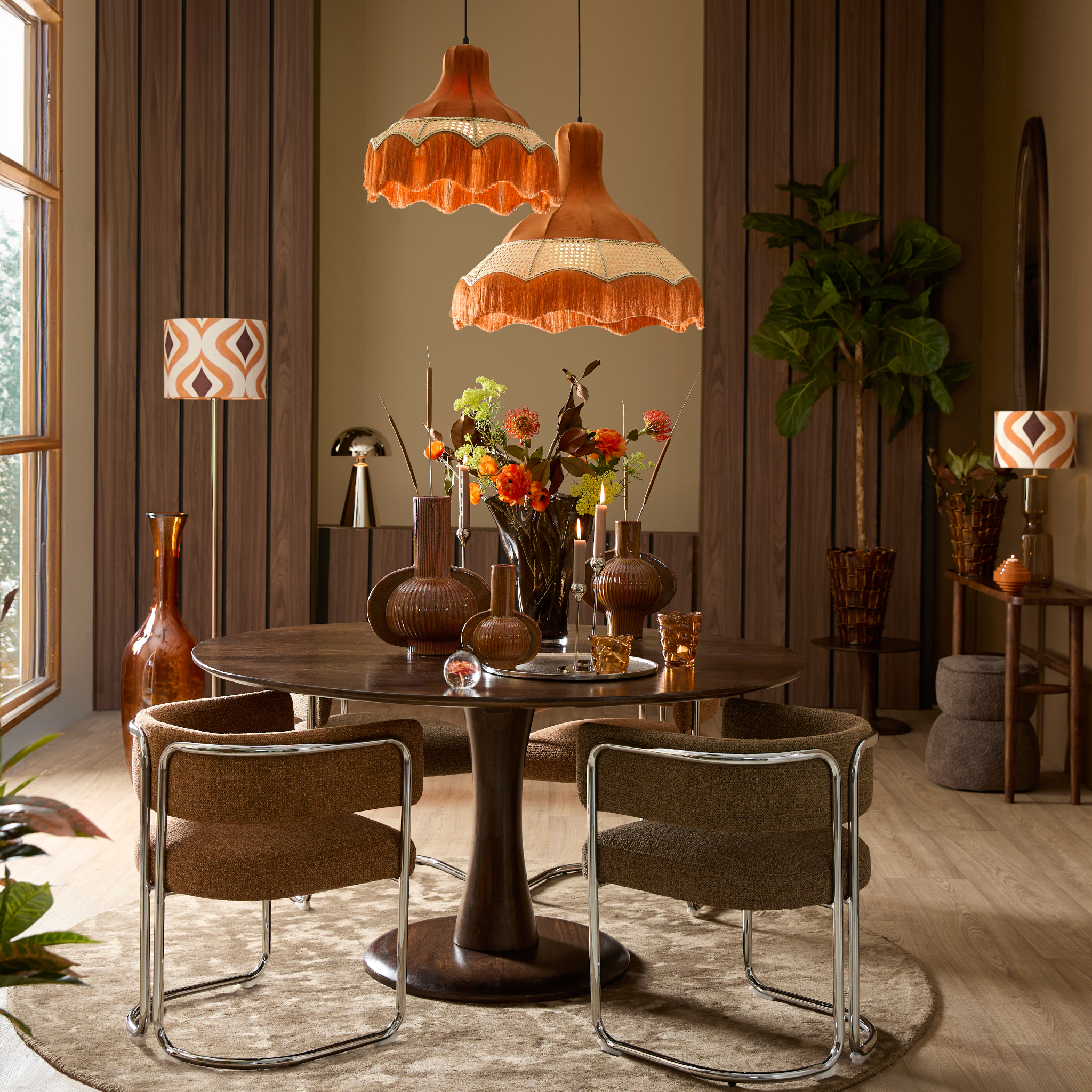 Eleganter Stuhl ADANTE in Dunkelbraun, unterstrichen durch Chromdetails, von Light & Living.