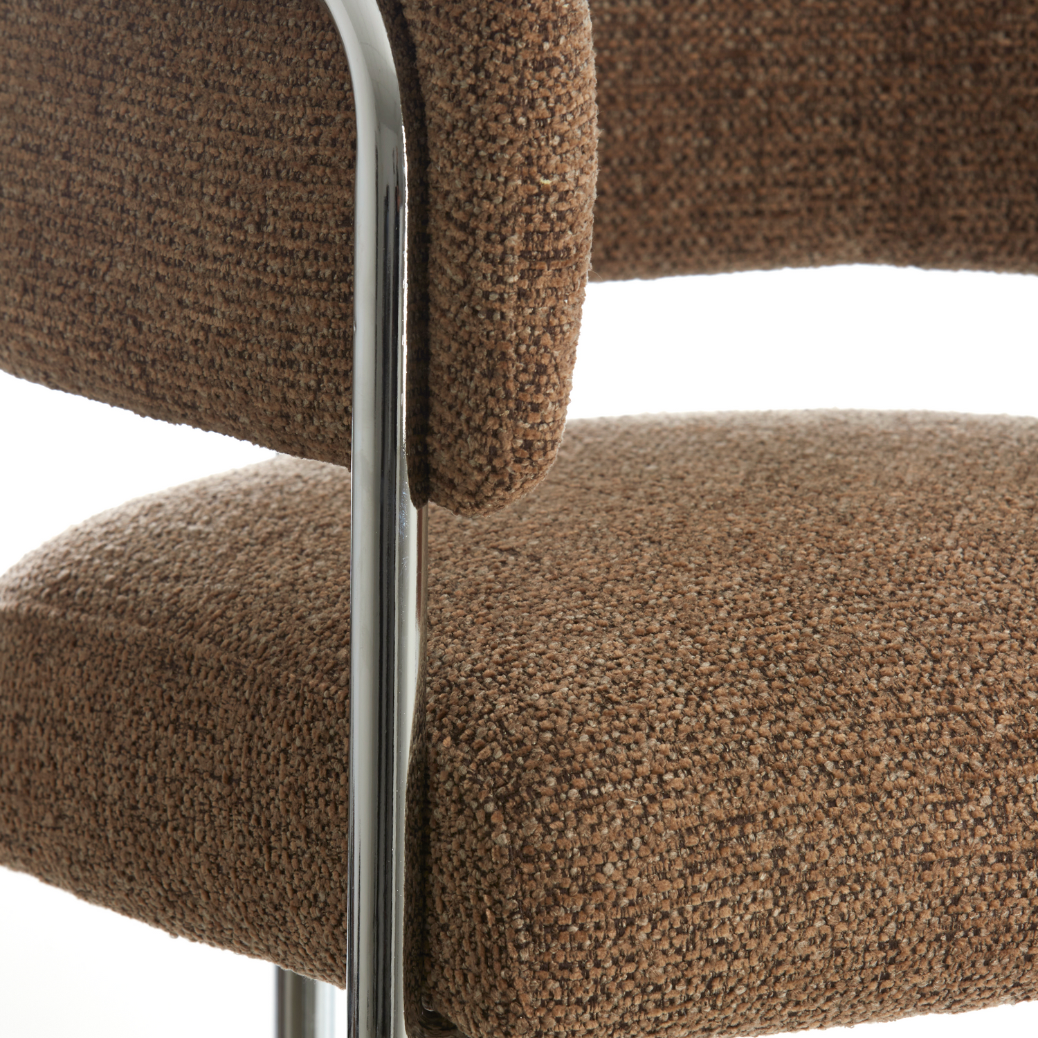 Chic und bequem: Der Light & Living ADANTE Stuhl vereint Funktionalität mit Retro-Design.