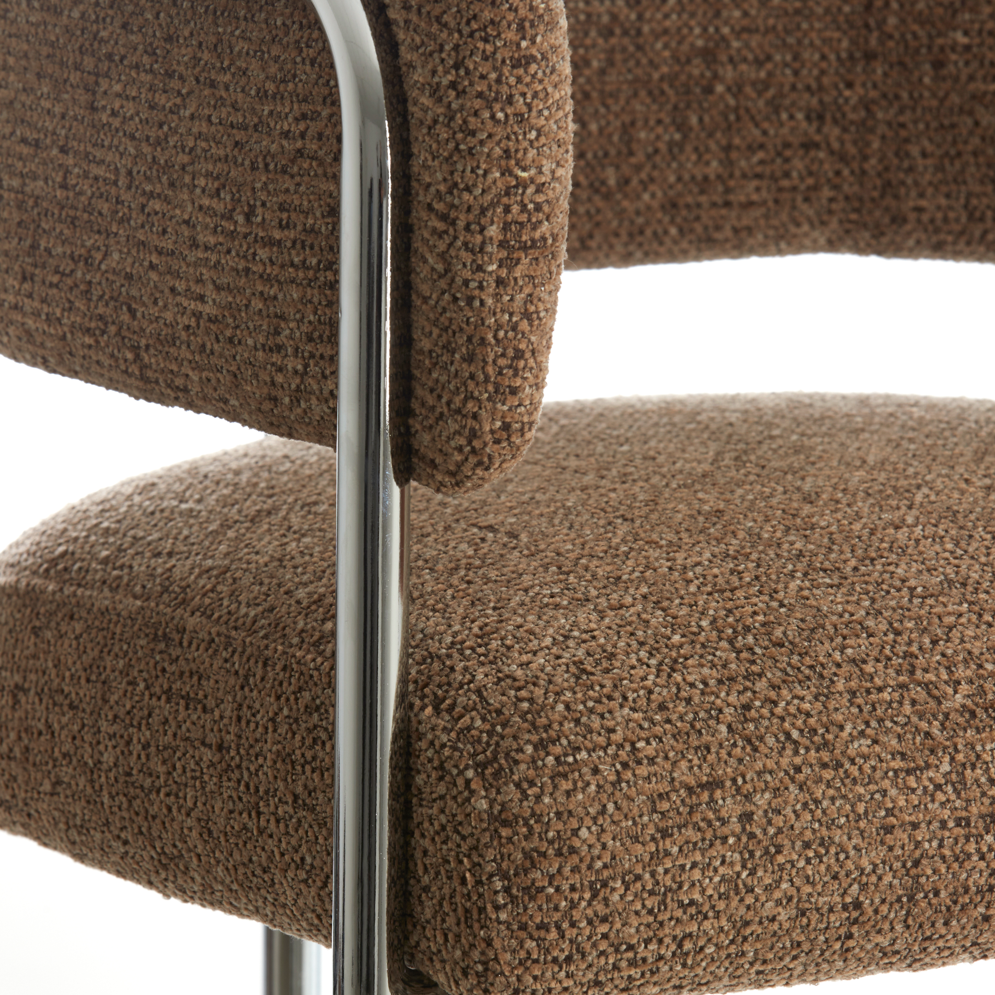 Chic und bequem: Der Light & Living ADANTE Stuhl vereint Funktionalität mit Retro-Design.