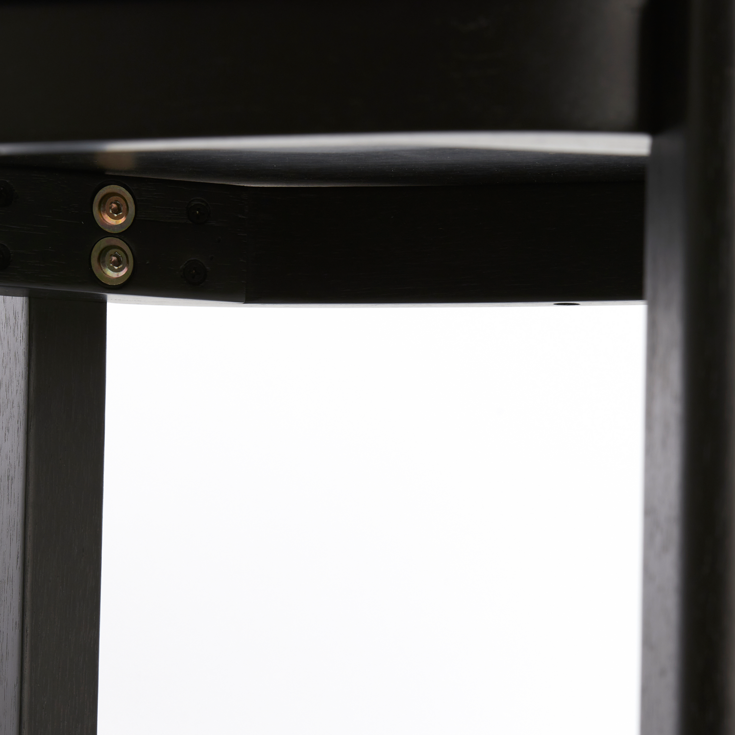 JABUGO, ein Holzstuhl von Light & Living, vereint Design und Funktion in Schwarz.