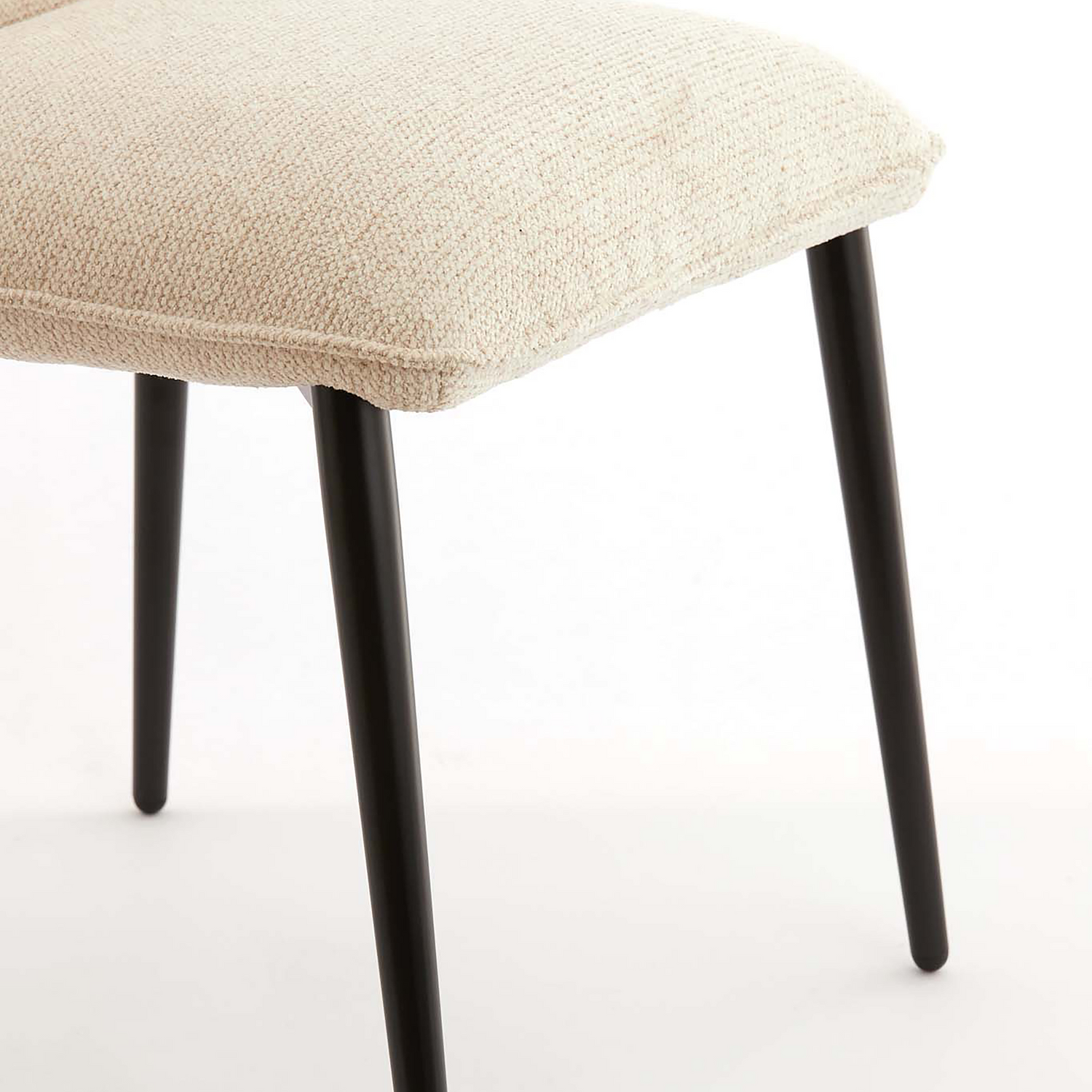 Detailansicht des VADENI Stuhls von Light & Living in Creme.