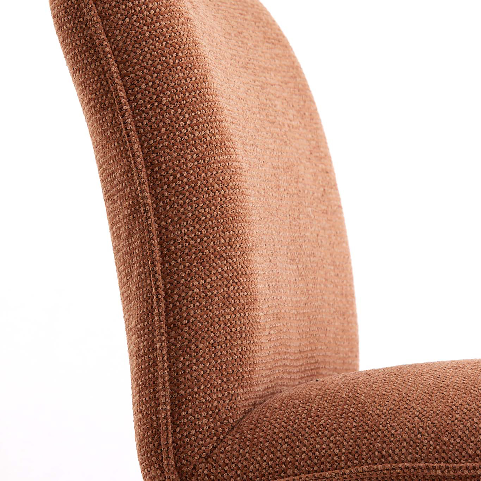 Close-up des VADENI Stuhls, der Eleganz in Terra mit einem Hauch von Schwarz zeigt.