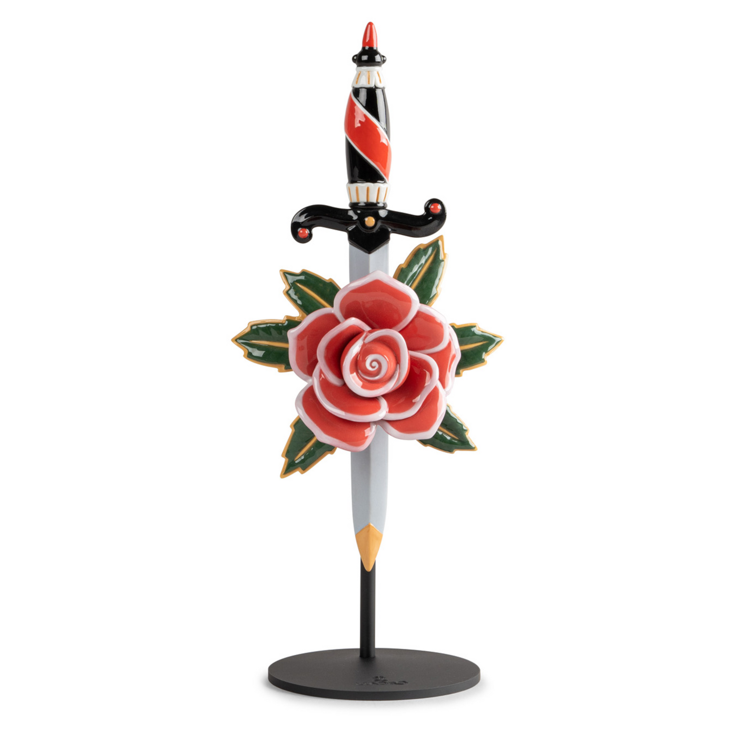 Kunstvolle Porzellanfigur eines Dolchs mit einer detailreichen roten Rose.