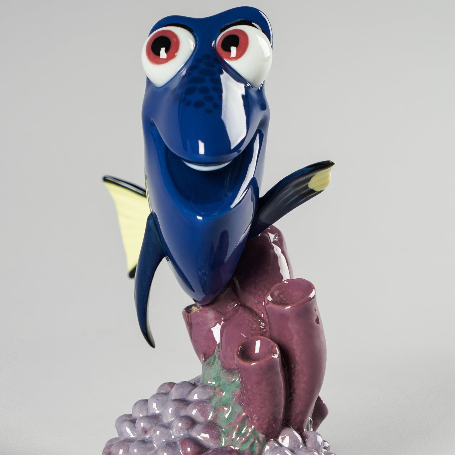 Hochwertige Dory-Skulptur aus Porzellan, stehend auf einer Korallenbasis.