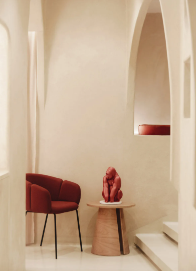 Hochwertige Porzellanfigur eines Gorillas mit modernem roten Metallic-Finish.