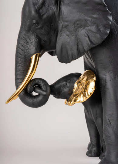 Handgefertigte Elefantenstatue in Schwarz und Gold – ein Meisterwerk der Porzellankunst.