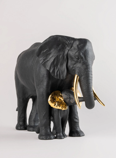 Edle Porzellanfigur eines Elefanten mit feinen, goldenen Details – Ausdruck von Schutz und Führung.