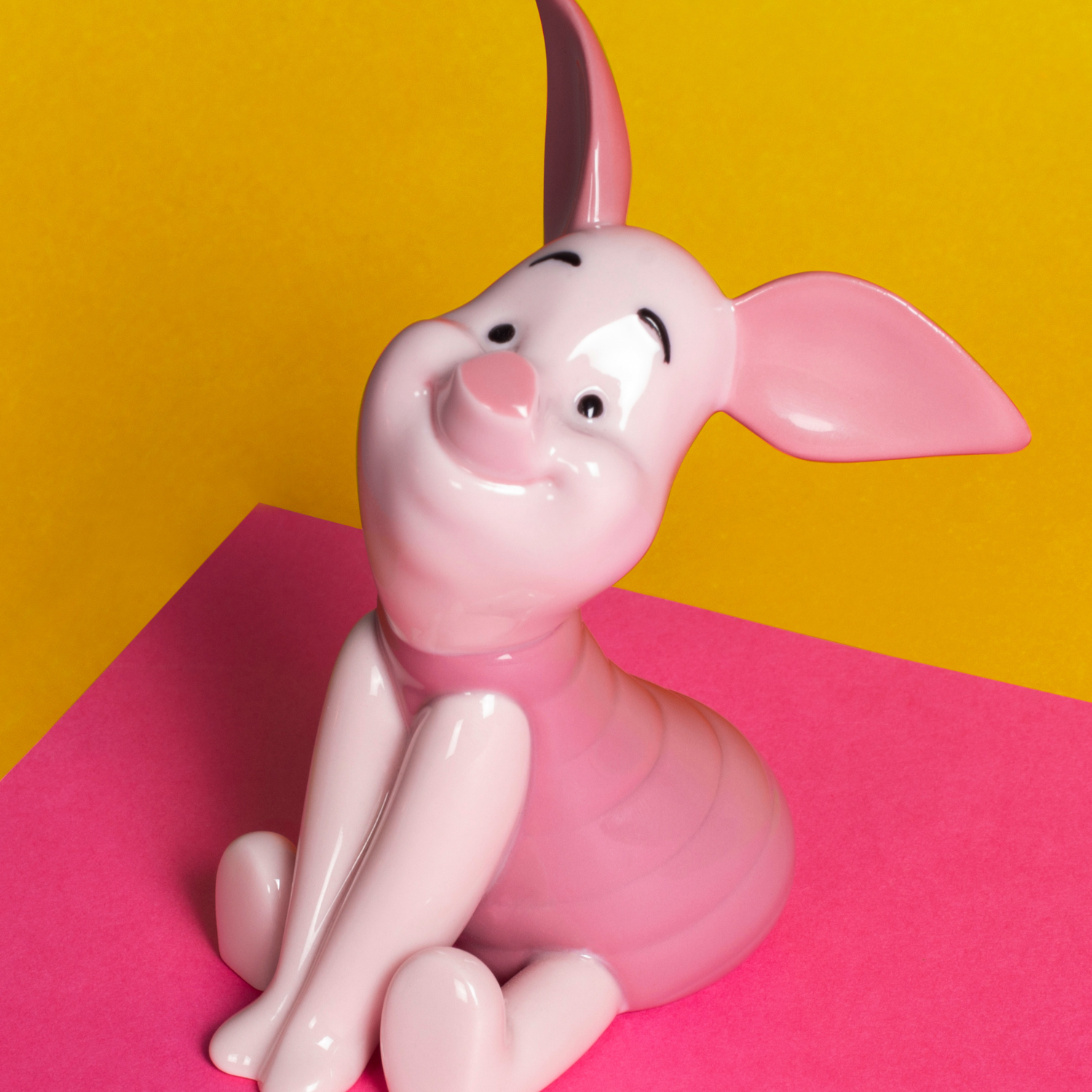 Liebevoll gestaltete Skulptur von Ferkel aus Winnie the Pooh mit typischem rosa Outfit.