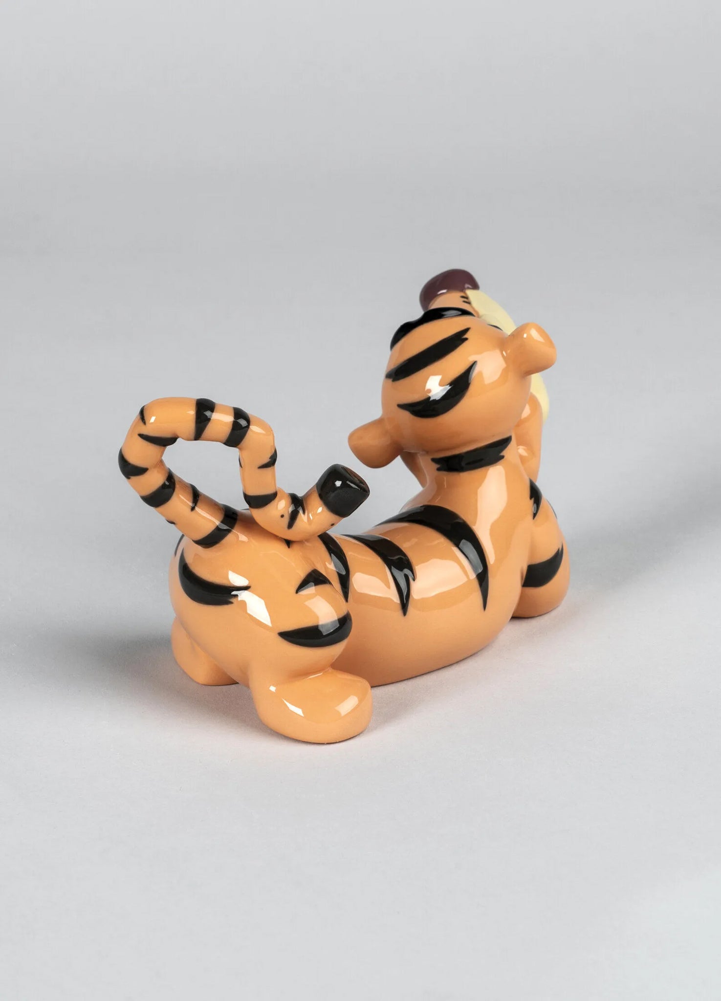 Hochwertige Porzellanfigur von Tigger mit fröhlichem Ausdruck und dynamischer Pose.