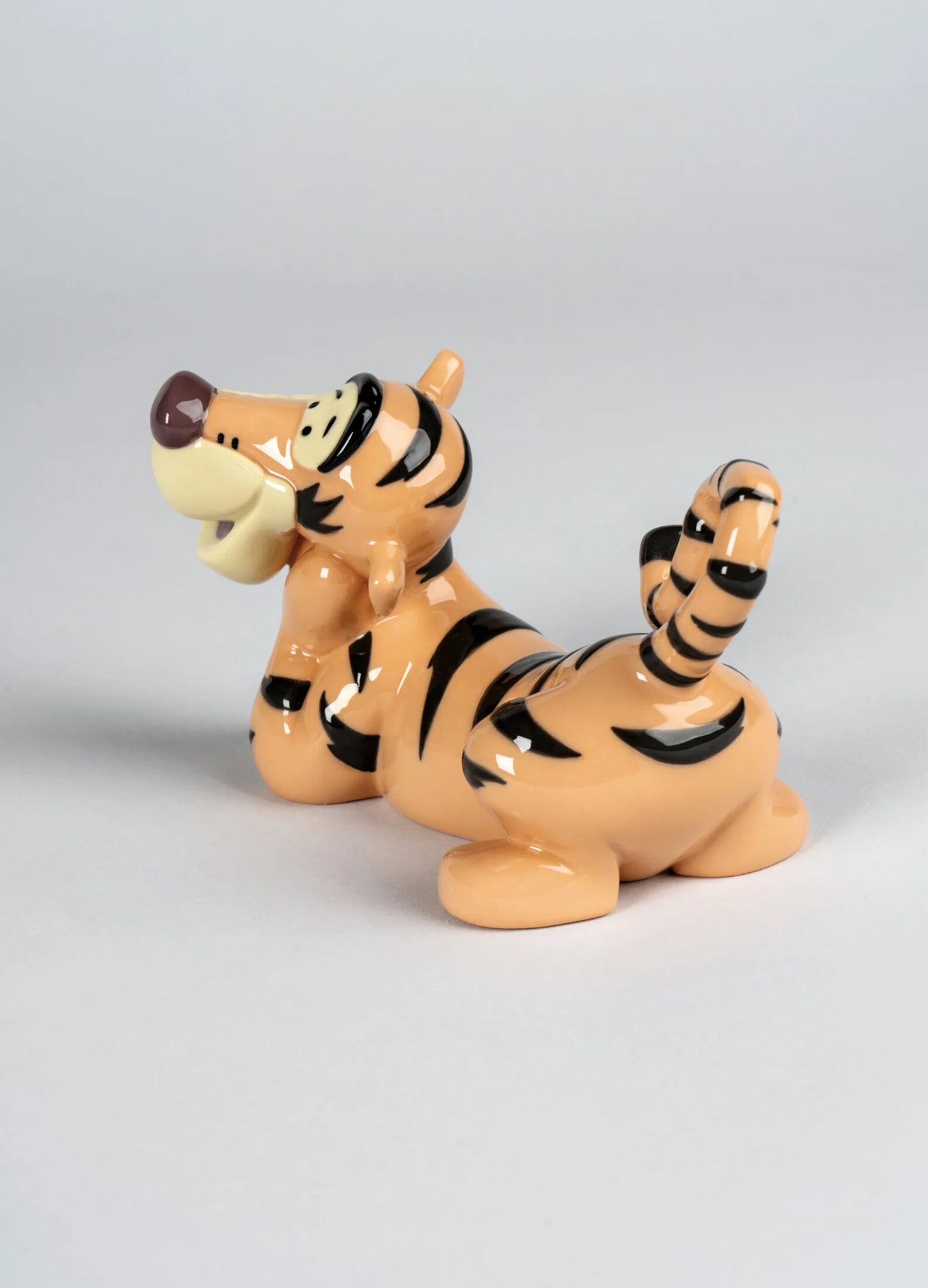 Hochwertige Porzellanfigur von Tigger mit fröhlichem Ausdruck und dynamischer Pose.