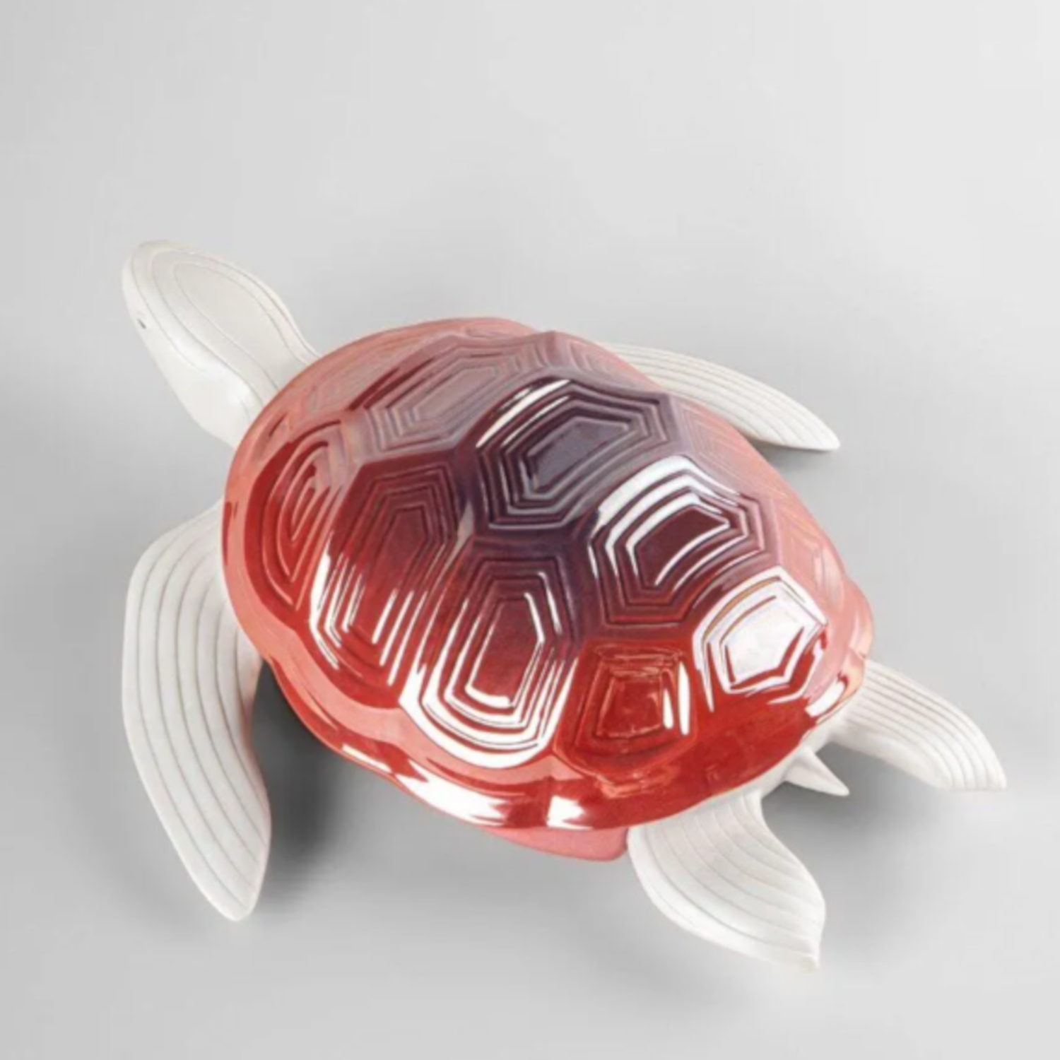 Detailreiche Porzellanfigur einer Schildkröte mit kunstvoll verziertem Panzer.