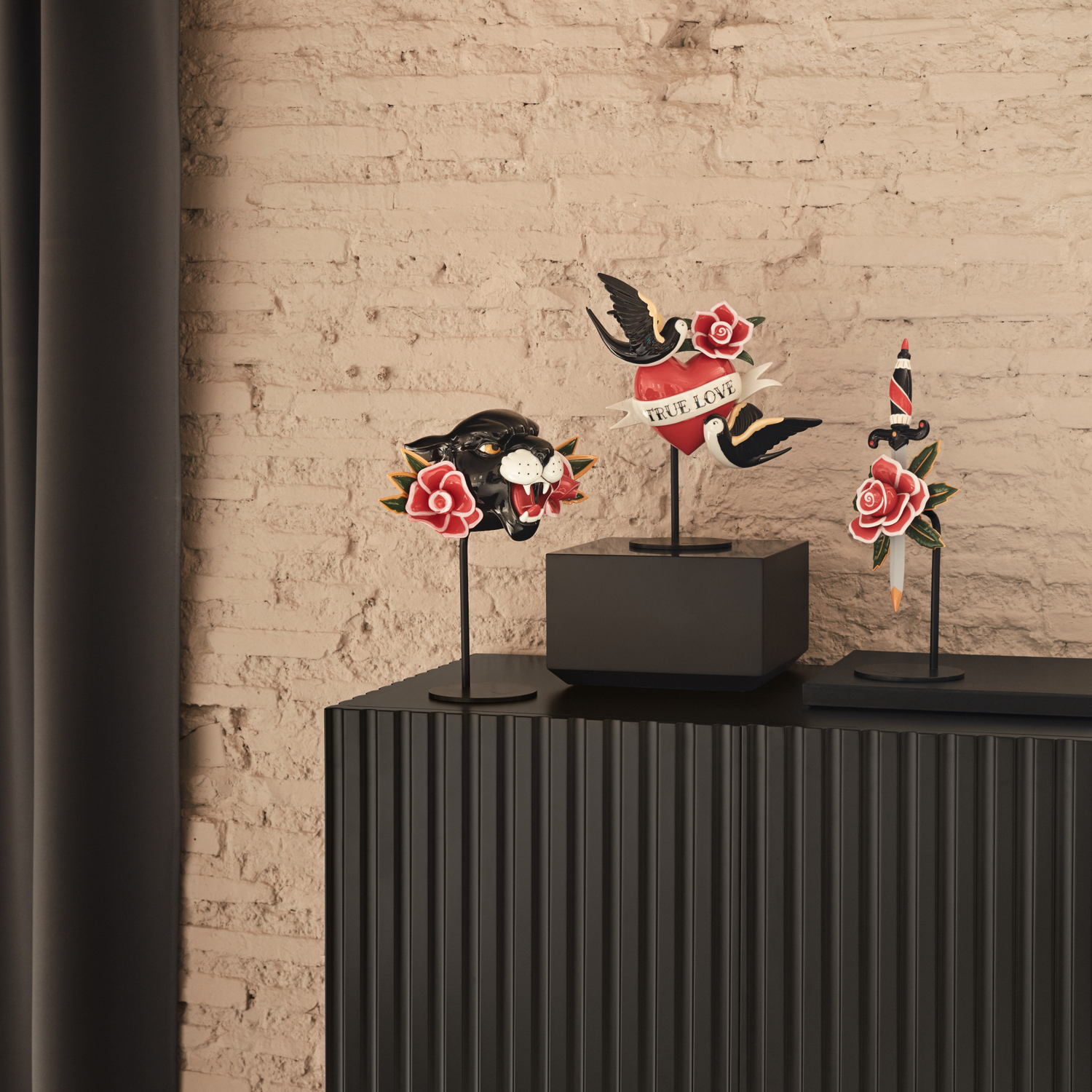 Exklusive Wild Panther Figur auf schwarzem Ständer, inspiriert von traditioneller Tattoo-Kunst.