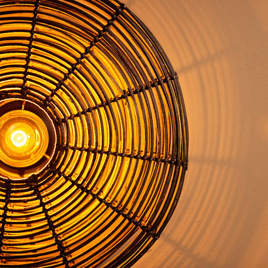 Moderne Rattan-Wandleuchte MATAKA Ø51x21 cm im Wohnraum