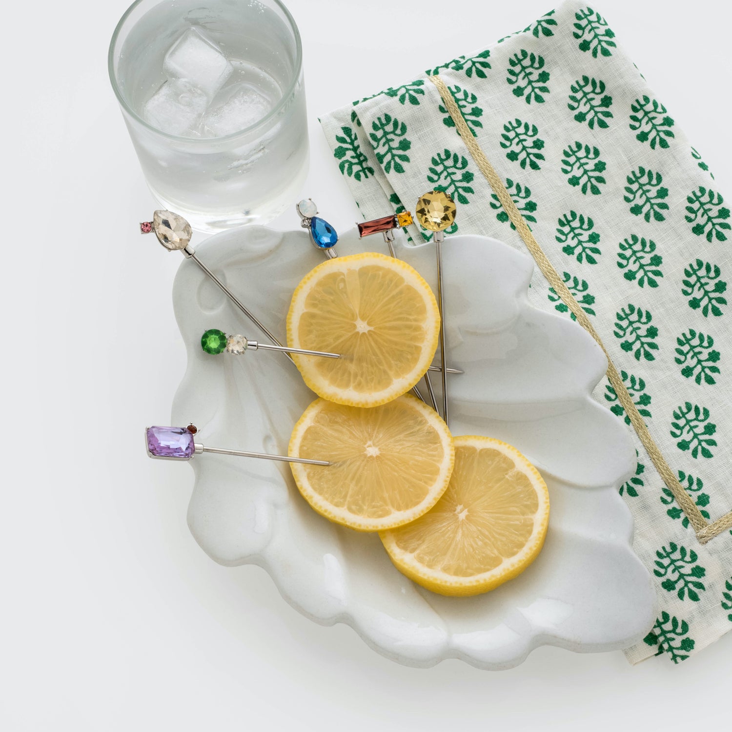 sommerliche Tischdekoration mit Cocktailspiessen von Joanna Buchanan