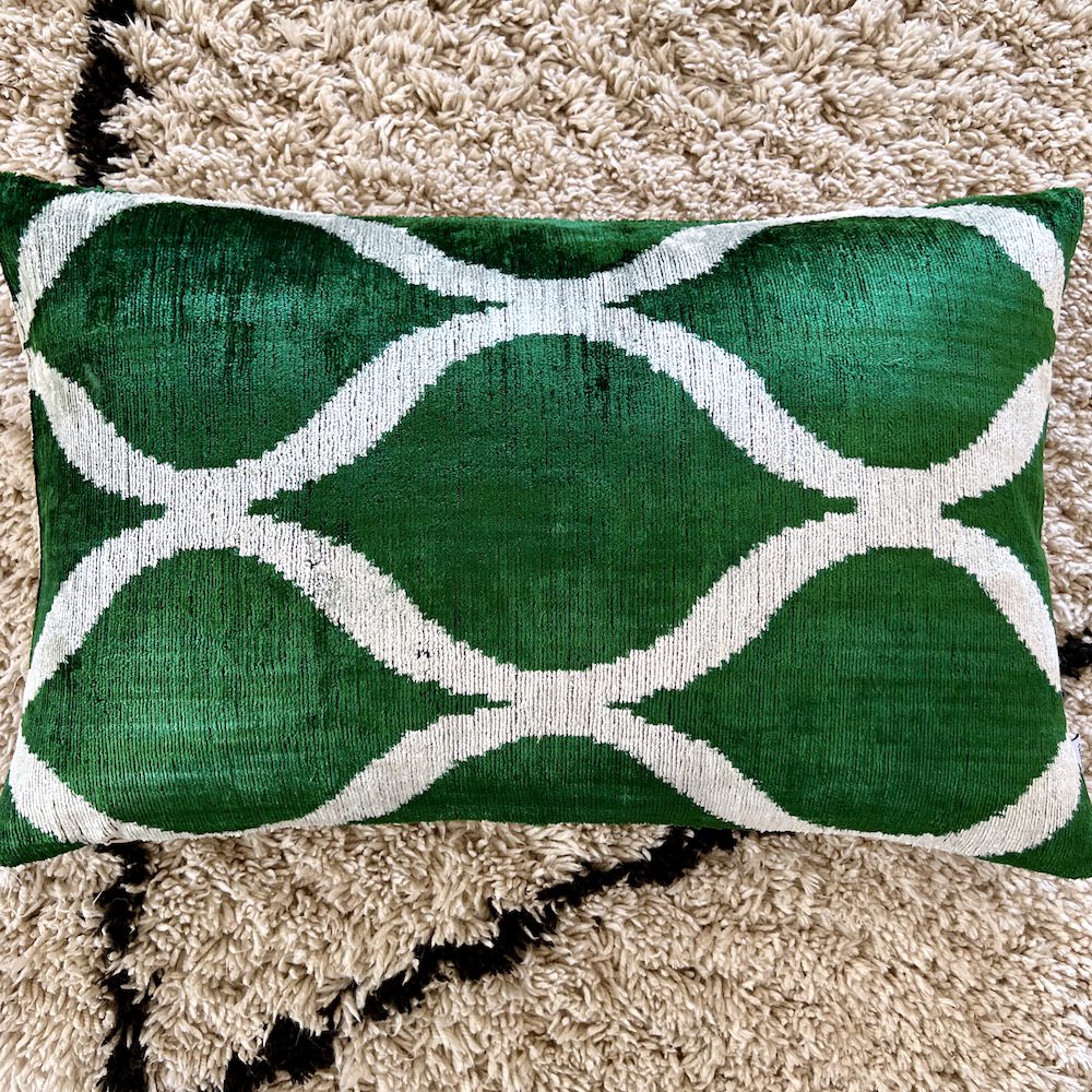 Kissen 'IKAT' aus Seidensamt / grün-weiss 40x60 cm