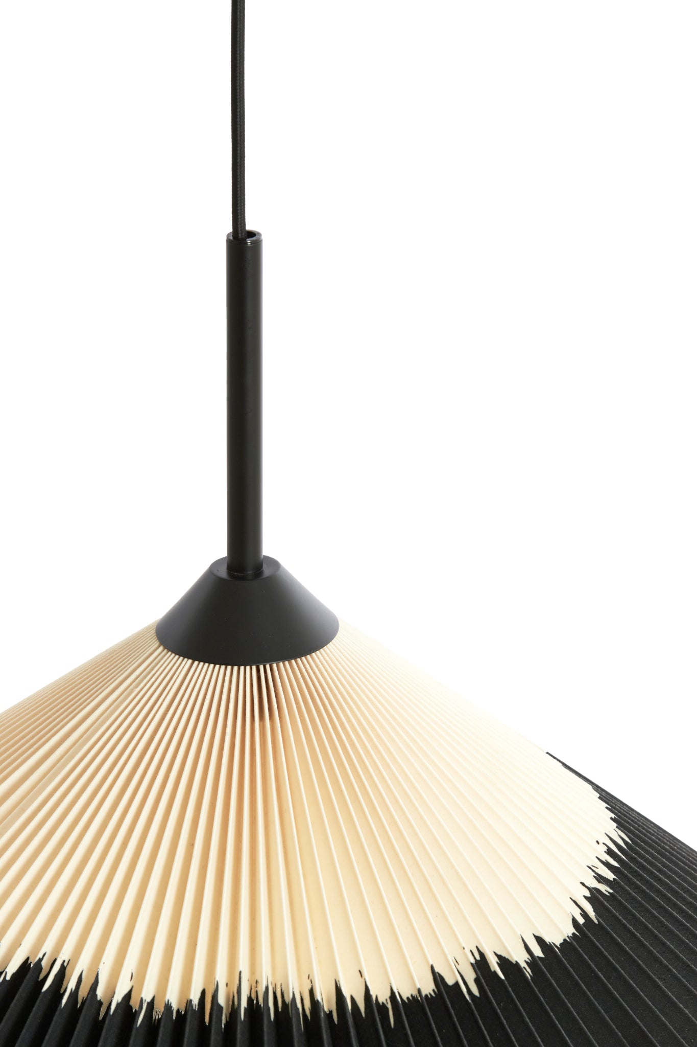 Pleat der Leuchte aus der Nähe, pleat erkennbar, braun an schwarzem Lampenfuß mit Kabel. Weißer Hintergrund