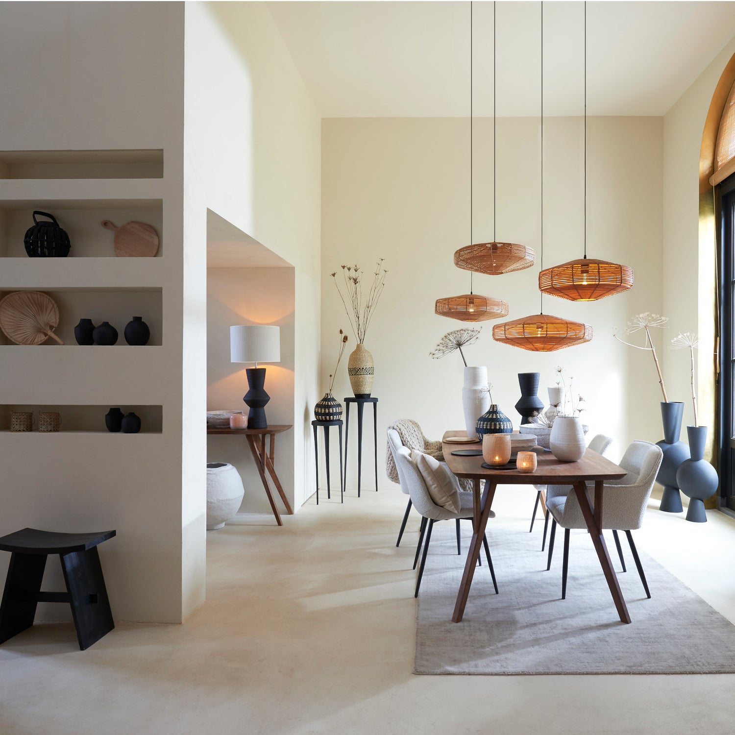 Rechteckiger Hocker NIEKE mit klaren Linien und schwarzer Oberfläche