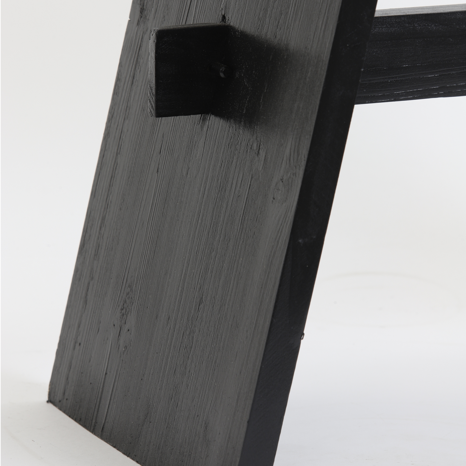 Moderner schwarzer Hocker als Eyecatcher in jeder Einrichtung