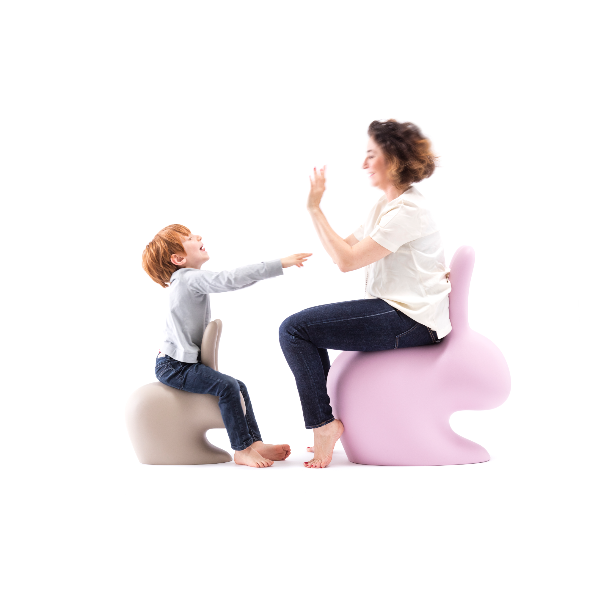 Robuster Kunststoffstuhl in Hasenform – Modell RABBIT CHAIR in Pink.
