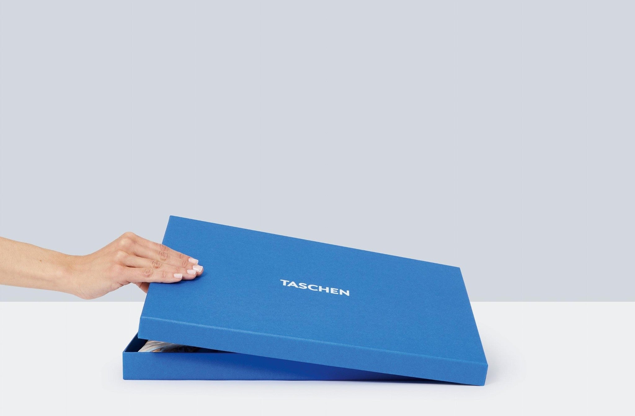 Taschen Pouch. André Butzer als limitiertes Design-Accessoire
