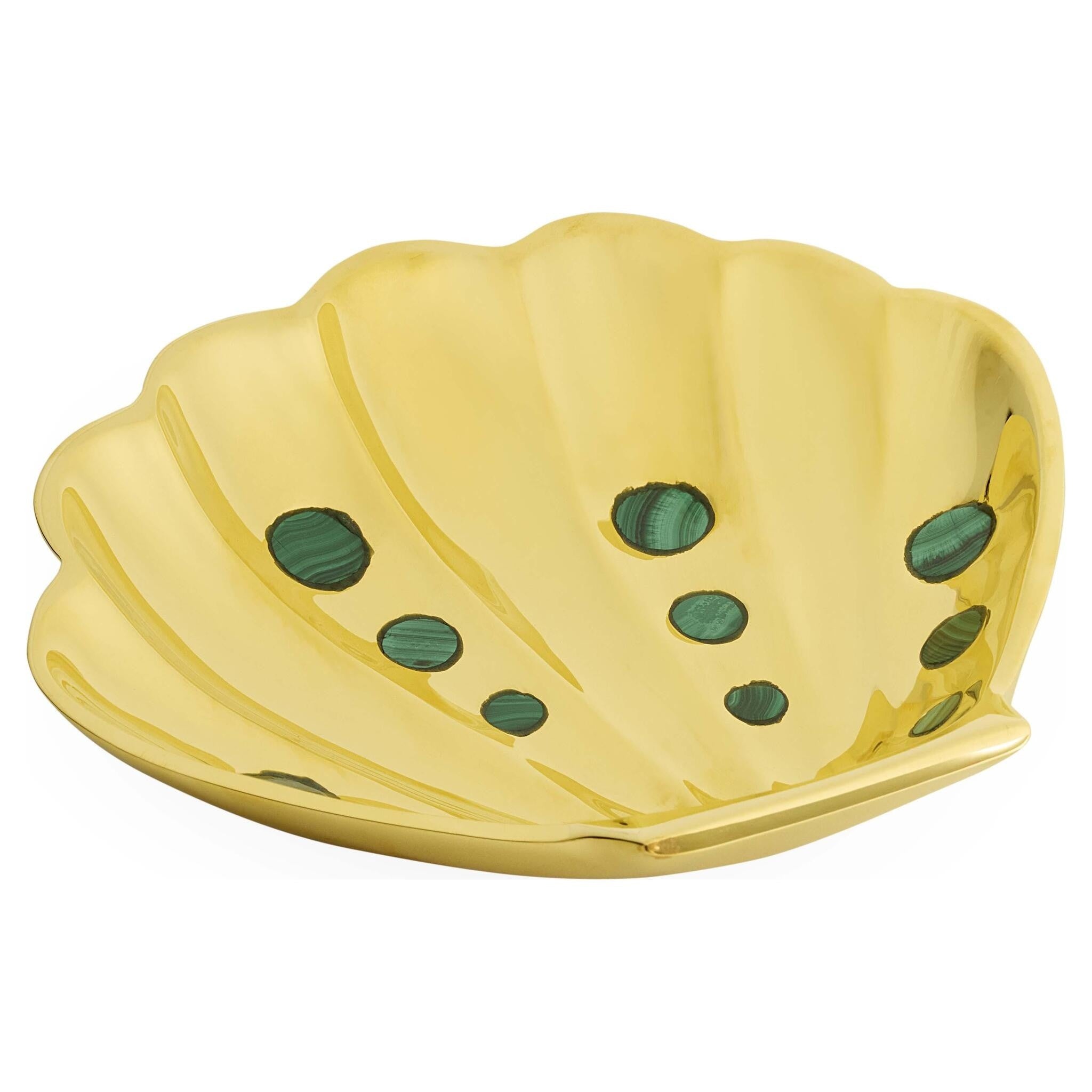 Muschelförmige Messingschale mit grünen Malachitpunkten