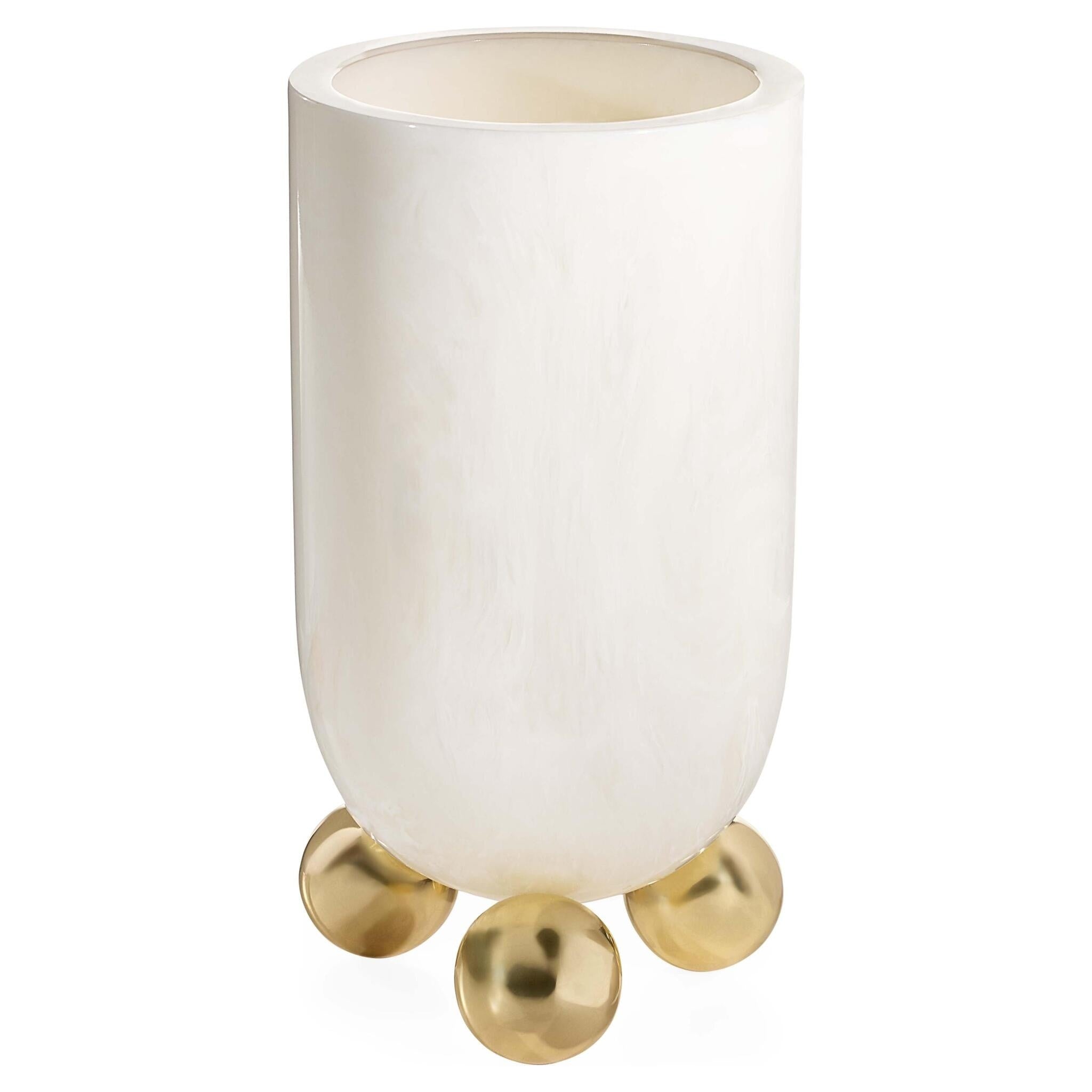 Fontana Vase von Jonathan Adler aus weiß marmoriertem Acryl mit goldenen Messingfüßen