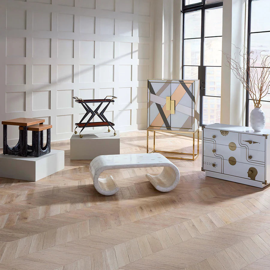 Die Gala Chest in Weiß präsentiert sich als edles Highlight für ein anspruchsvolles Interior.