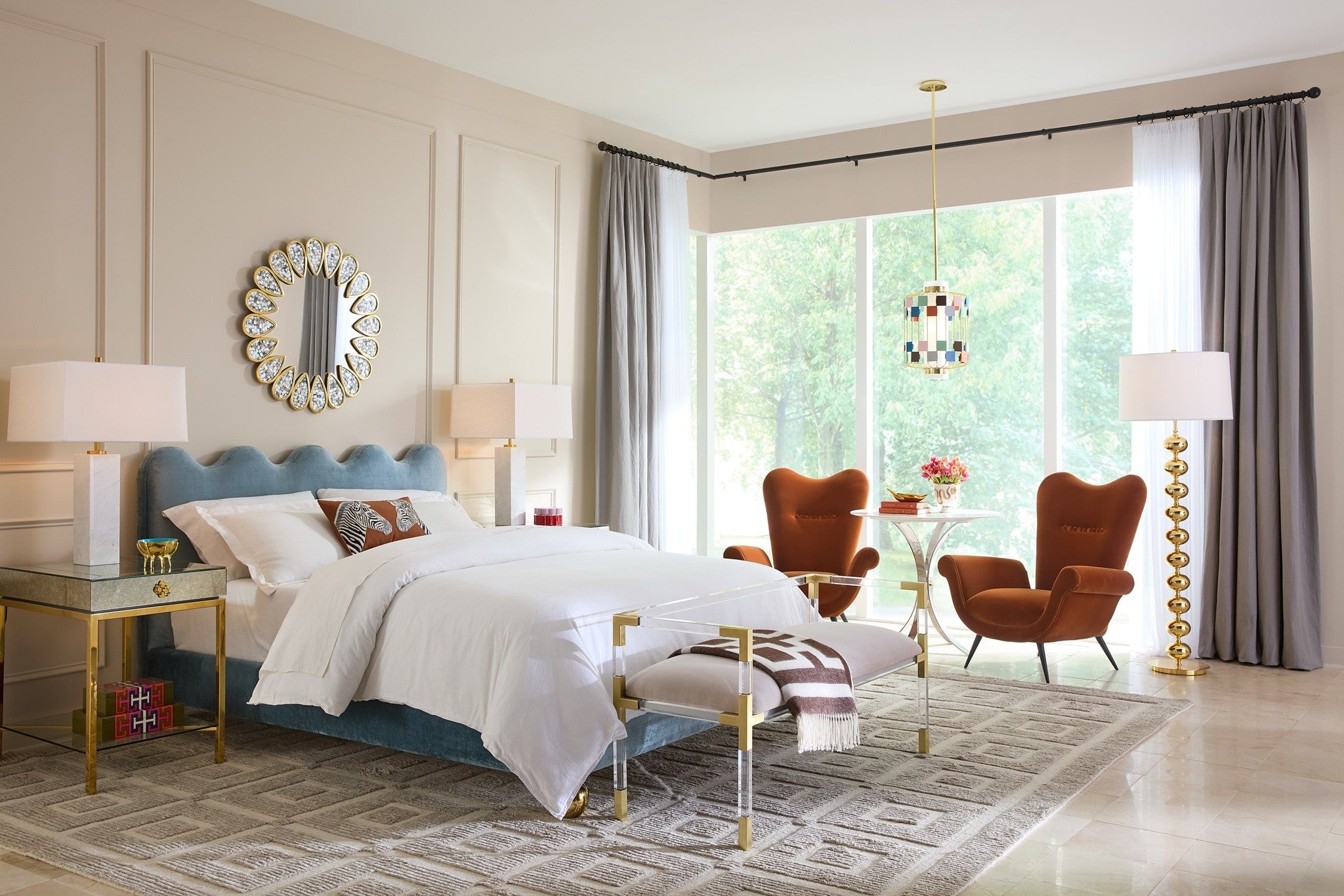 Moderner Loungesessel mit hoher Rückenlehne und geschwungenen Armlehnen