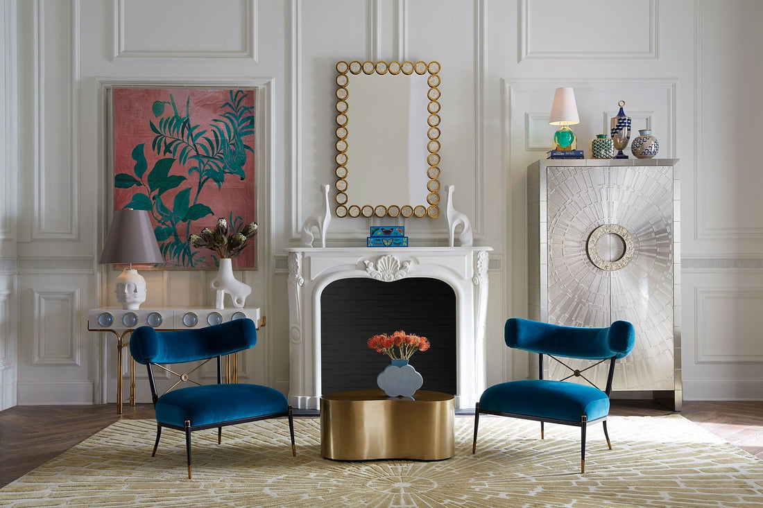 Design Tisch mit geschwungener Silhouette und Messingoberfläche