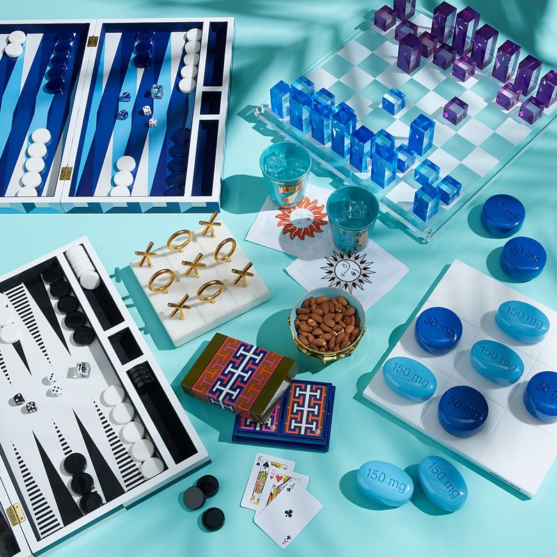 Hochglanzlackiertes Backgammon-Set mit grafischem Muster