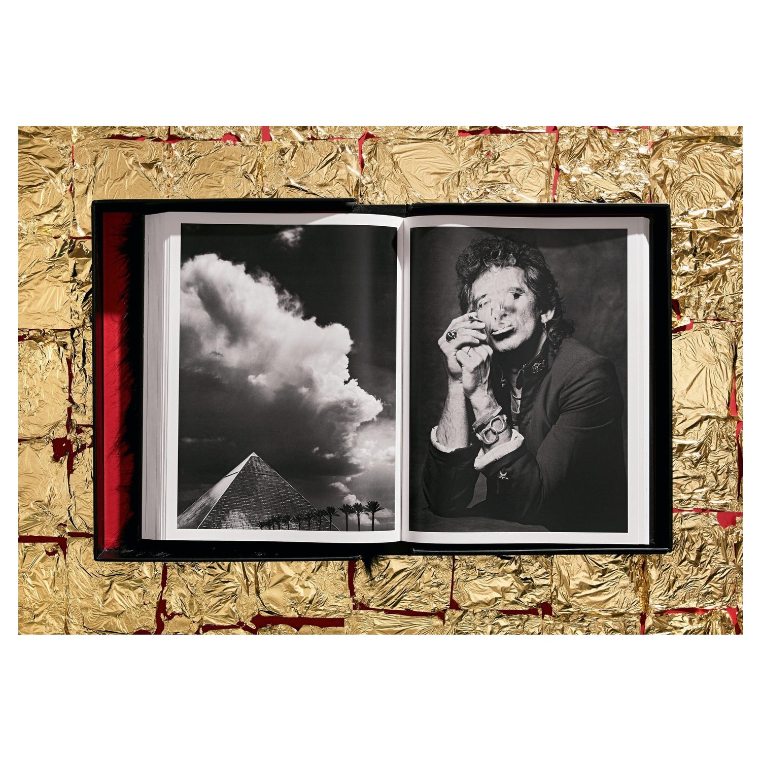 Albert Watson Kaos SUMO-Bildband Cover – Limitierte Art Edition mit goldenem Revolvermotiv