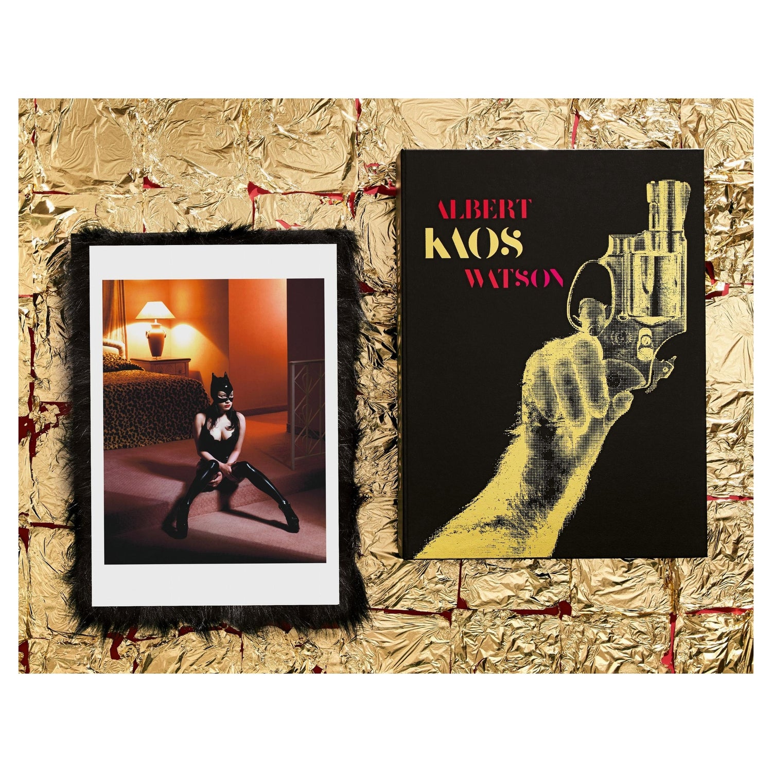 Nahaufnahme vom goldenen Prägedruck des Art-Edition-Covers Albert Watson Kaos