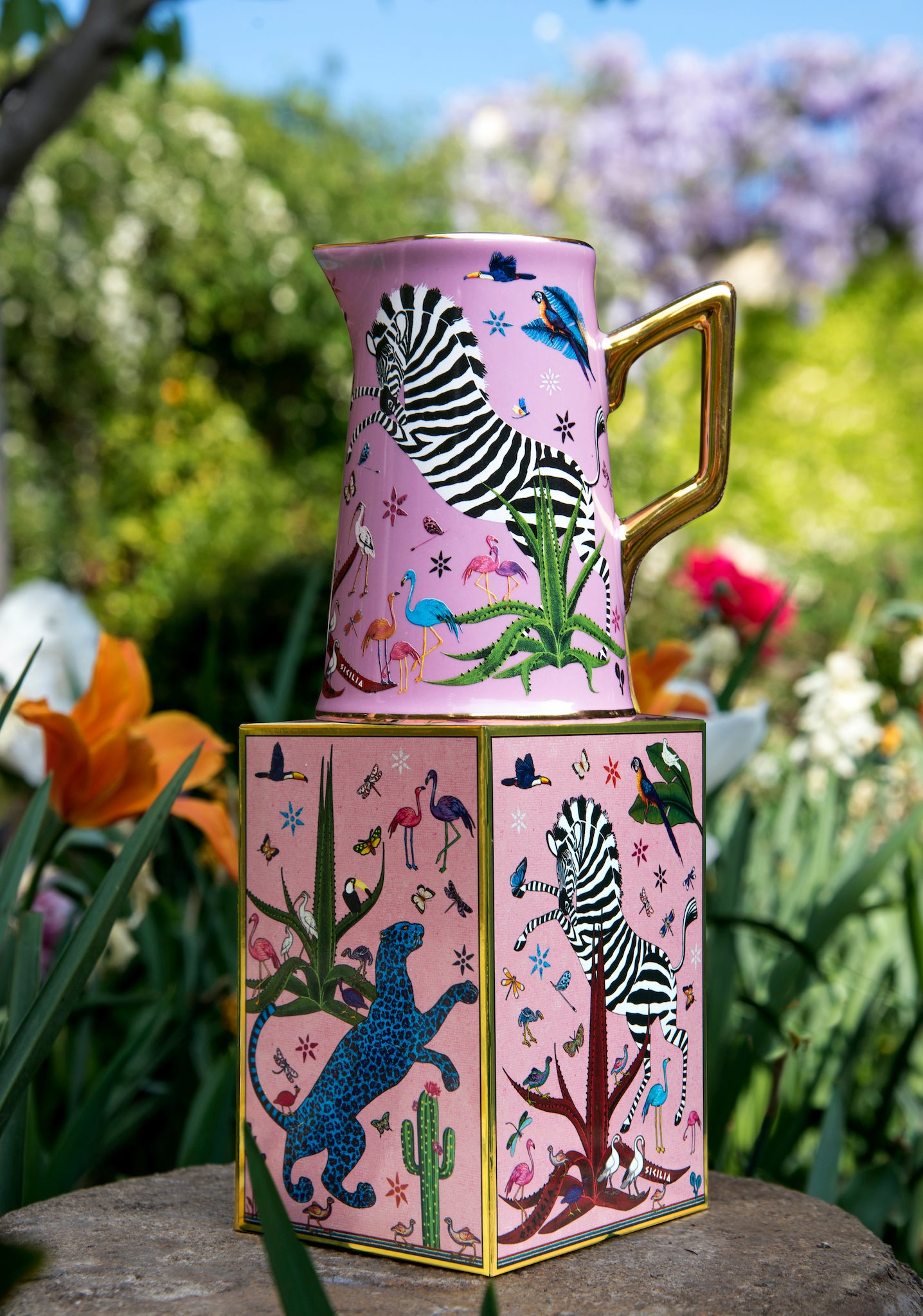 Handgefertigte Keramik-Karaffe mit Jungle-Motiv in Pink