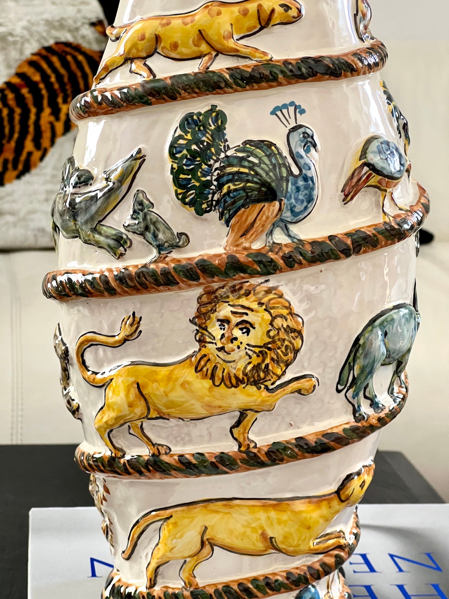 Vase „Menagerie Savana“ – handgefertigte Keramikvase mit Tierrelief
