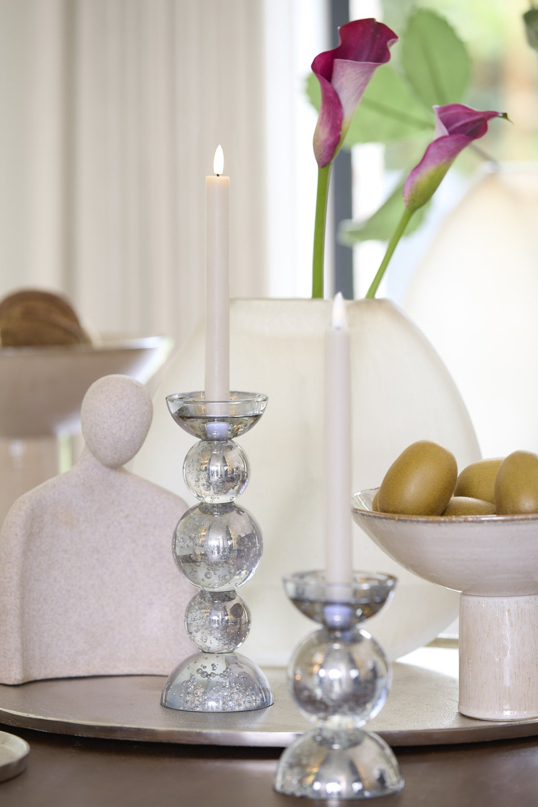 Moderner Kerzenhalter aus Glas mit gestapelten Kugeln
