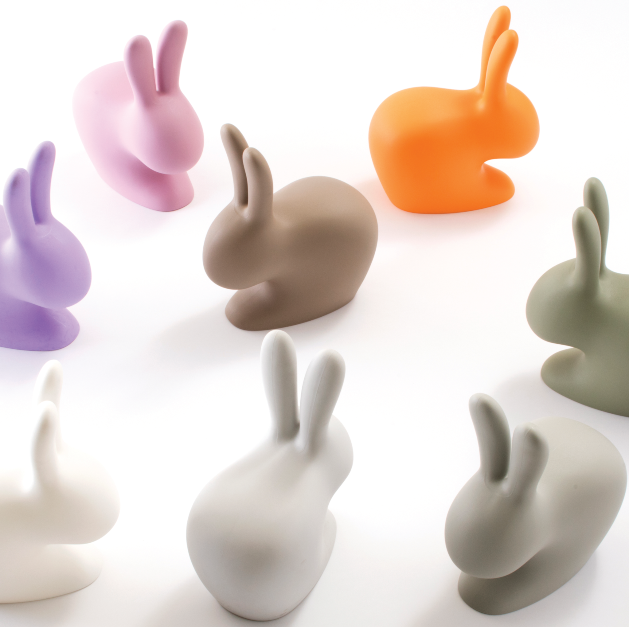 Detailaufnahme des schwarzen RABBIT CHAIR BABY mit langen Hasenohren.