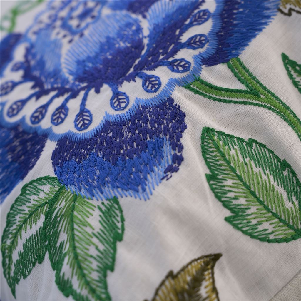 Kissen ISABELLA EMBROIDERED COBALT der Marke Designers Guild