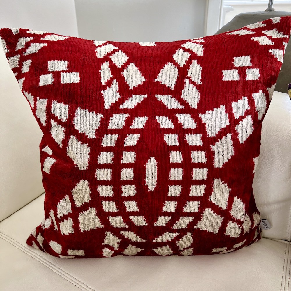 Samtkissen 'IKAT' von Les-Ottomans / rot